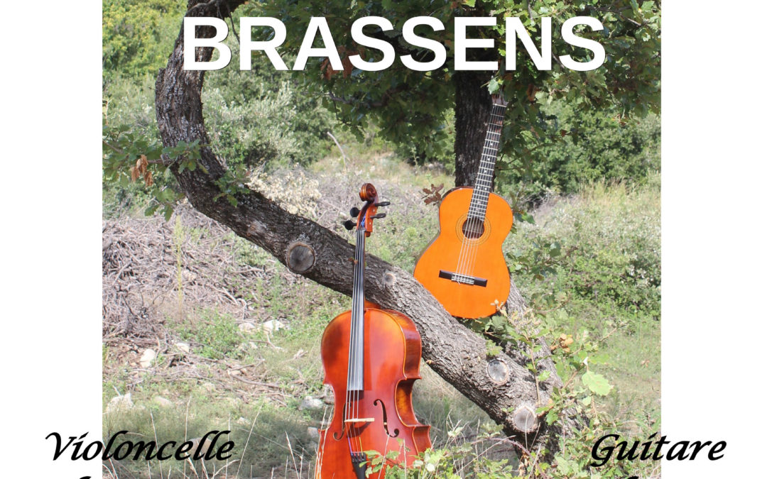 Le duo « auprès de mon arbre » chante Brassens